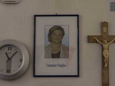 ...una foto dell'insegnante deceduta...